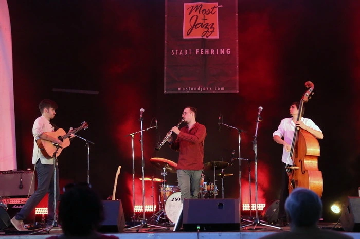 Das Klezmer Trio von Moritz Weiß startete auf der Hauptbühne am Fehringer Hauptplatz.