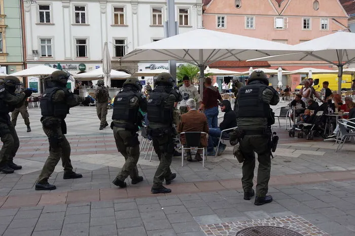 Geordnet wird vorgerückt.