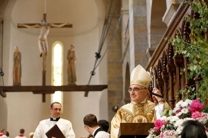 „Bewahrt euch das Bewusstsein, dass alle im Volk Gottes die gleiche Würde genießen und mit allen und wie alle unterwegs zu sein zum Ziel unseres Lebens, dem Sein auf ewig bei Gott“, gab der steirische Oberhirte zuvor den beiden in der Predigt mit auf den Weg (hier finden Sie die Predigt im Wortlaut)