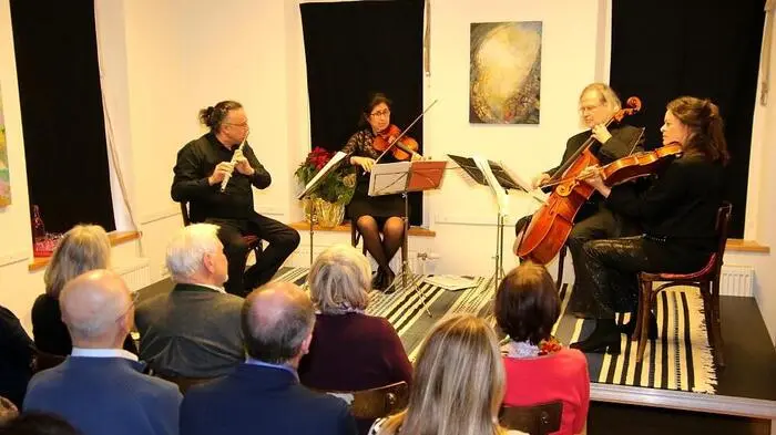 Zu einem kleinen, aber feinen Neujahrskonzert lud Ida Hafner am Dreikönigstag in das Kulturzentrum „villahafner“ nach Maria Lankowitz ein. Das Publikum folgte begeistert und mit viel Applaus den Ausführungen des Klassik-Ensembles „AERCUS Wien“ mit Reza Najfar (Flöte), Setareh Naifar-Nahvi (Violine), Odile Skarnes (Viola) und Klaus Joachim Keller (Violoncello).