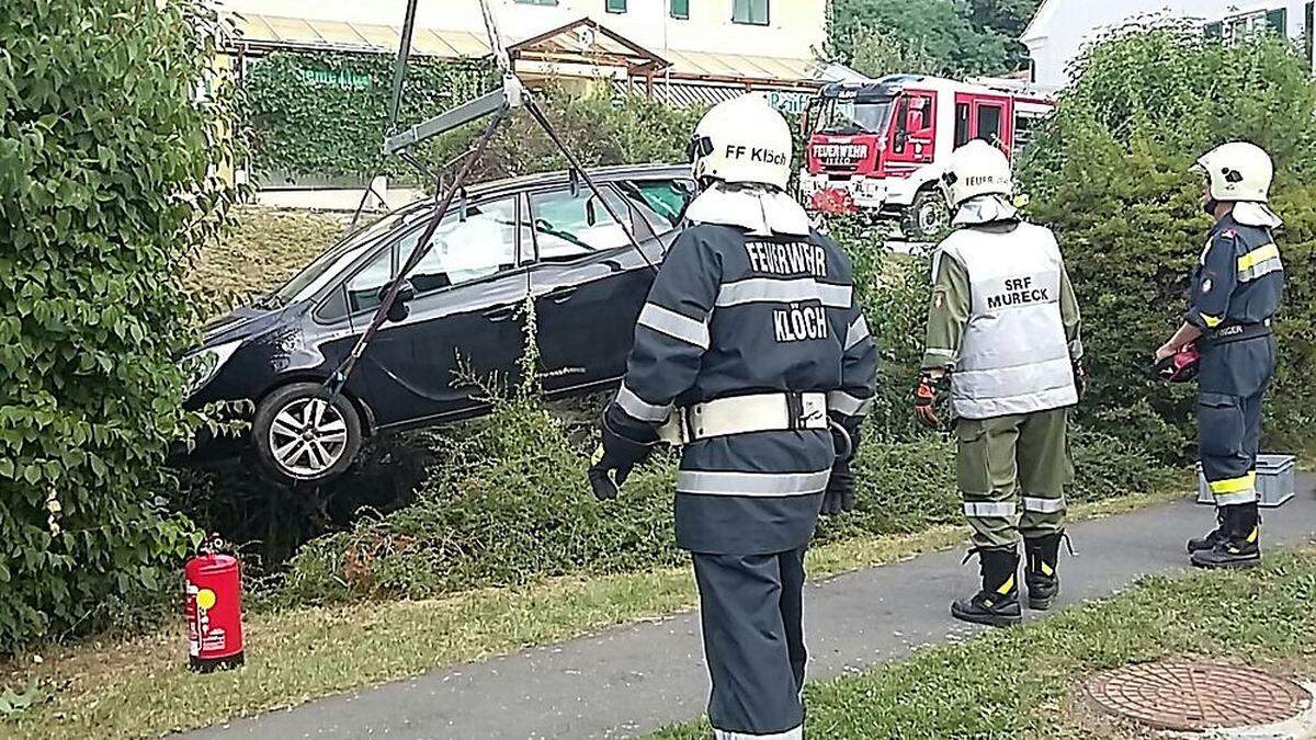 Mittels Kran bargen die Einsatzkräfte den verunglückten Pkw