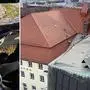 Das Dach des Linzer Landestheaters wurde vom Sturm abgedeckt. Und in Salzburg krachte ein Baum auf einen fahrenden Pkw