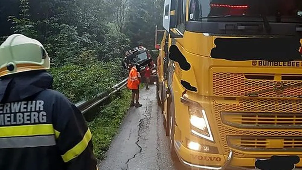 Ein Lkw drohte abzustürzen