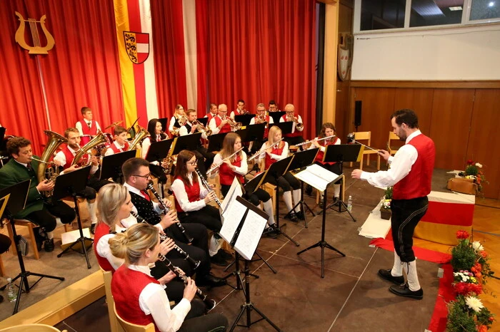 Mitgewirkt haben: der Musikverein Mühlen am Zirbitz (Leitung Philipp Neumann), ... 