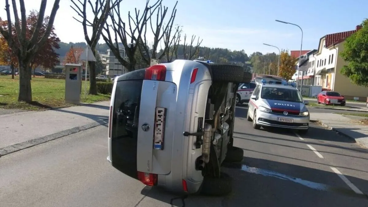 Das Fahrzeug kam auf der Seite liegend zum Stillstand