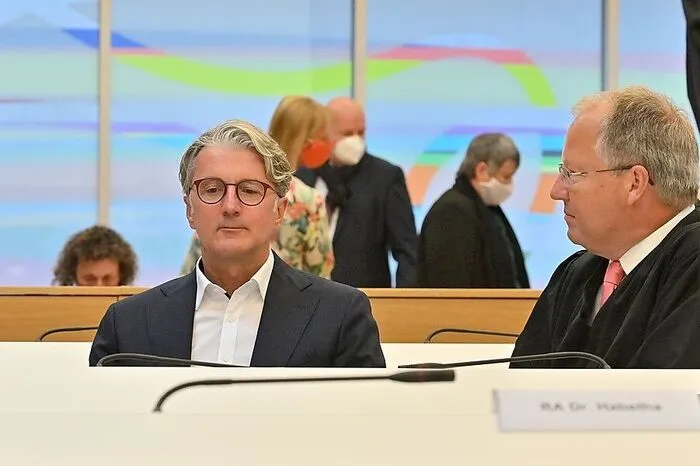 Stadlers Verteidiger Thilo Pfordte verlangte zu Beginn des Prozesses Auskunft von den fünf Richtern der großen Strafkammer, ob sie oder Familienangehörige in der Zeit der Manipulationen von 2009 bis 2018 Autos mit Dieselmotoren gefahren seien, die bei VW entwickelt wurden. Einen Befangenheitsantrag stellte er zunächst nicht.