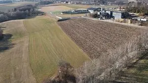 Auf dem Acker und Teilen der angrenzenden Wiese soll die PV-Anlage entstehen