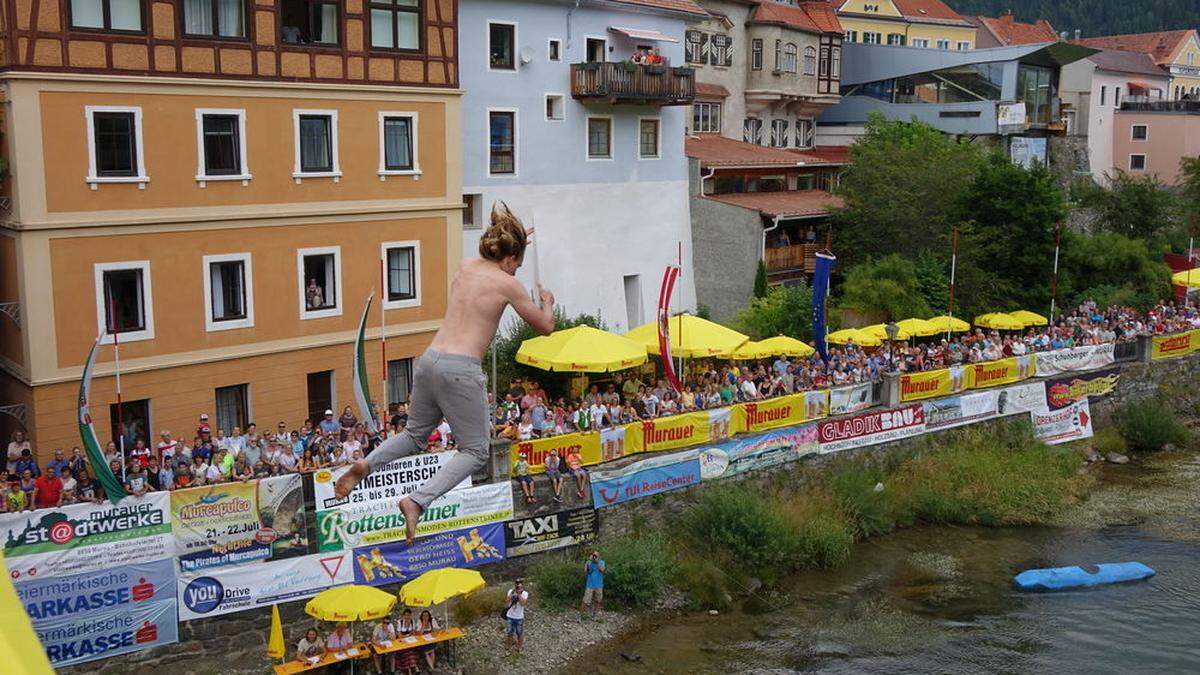 Das Brückenspringen lockte Hunderte Besucher in die Altstadt von Murau