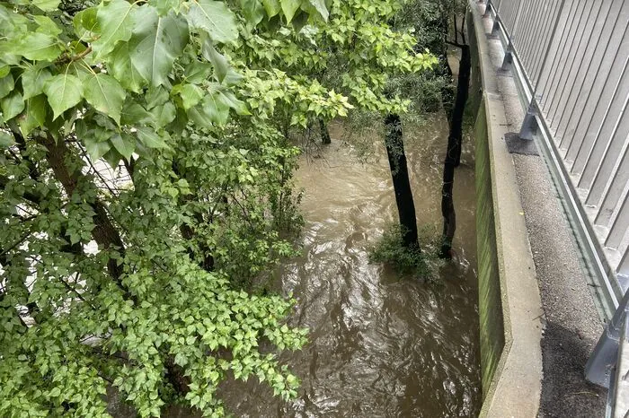 Vom Kai aus waren die Überflutungen im Stadtgebiet deutlich sichtbar.