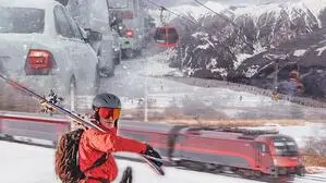 Montage mit Zug, Autos und Skifahrer