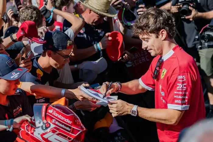 Charles Leclerc umringt von Fans beim „Styrian Green Carpet“ im Vorjahr