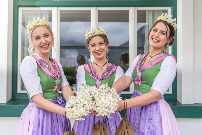Die strahlenden Hoheiten 2022: Katharina Thomanek, Narzissenkönigin Lisa Weinhandl und Isabella Kain