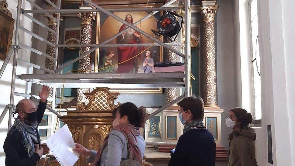 Eine Expertengruppe nahm die Schäden am Herz-Jesu-Altar in der Markuskirche in Augenschein	