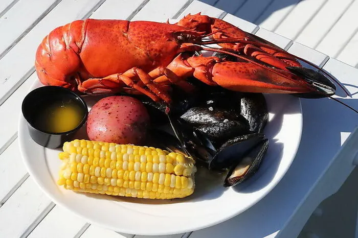 Hummer-Lunch: fast Pflicht im US-Bundesstaat Maine. Das richtige "Werkzeug" braucht es freilich. Der Mais passt perfekt dazu!