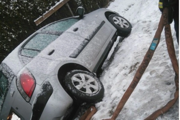 So seien allein im Bereich St. Oswald bei Plankenwarth/St. Bartholomä sieben Autos binnen Stunden hängen geblieben.