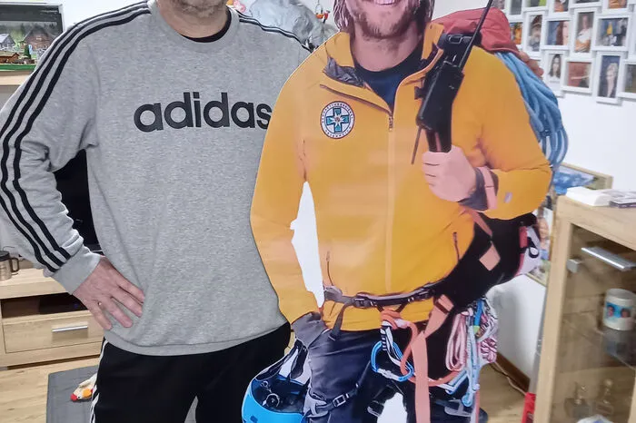 Ralf Penzinger mit seinem Lieblingsschauspieler Sebastian Ströbel - in Pappe