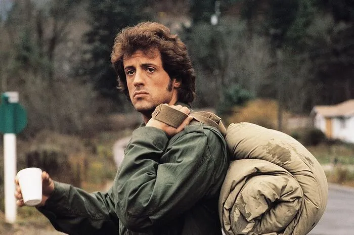 1982 kam Sylvester Stallone mit "Rambo" in die Kinos. Hatte Teil 1 noch eine Botschaft (Vietnam-Veteranen suchen in den USA vergeblich nach Anerkennung), ....