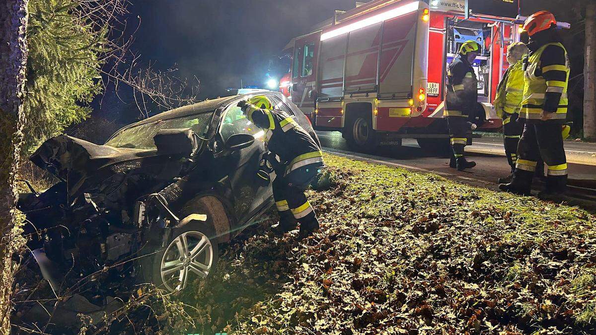 Der Lenker wurde bei dem Unfall auf der B 73 unbestimmten Grades verletzt