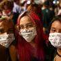 Aktivistinnen demonstrieren in der brasilianischen Hauptstadt Brasilia gegen Präsident Bolsonaro.
