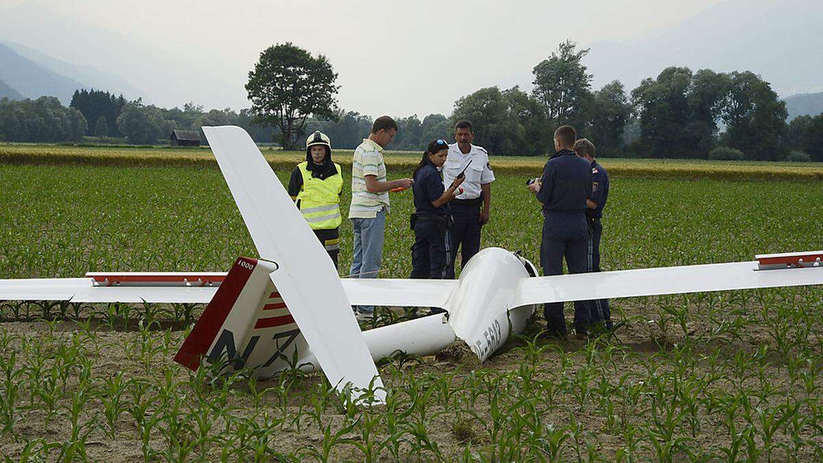 In einem Maisacker an der B100 ging das Segelflugzeug zu Bruch