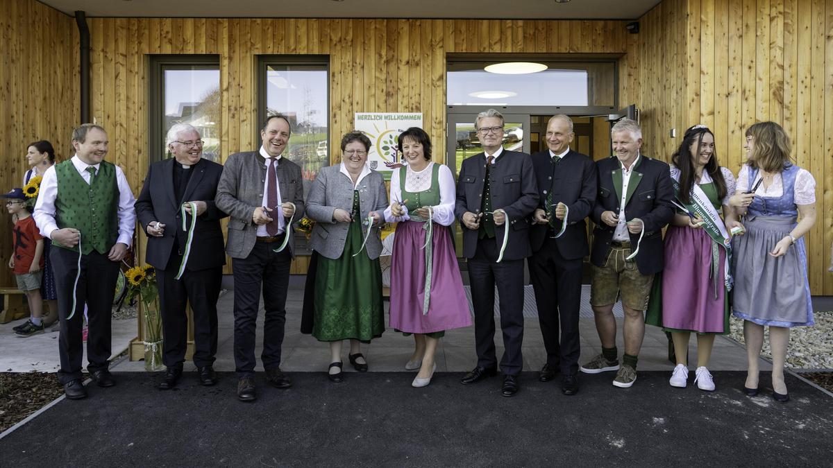 Bürgermeisterin Anita Feiner und Ehrengäste durchschnitten das weiß-grüne Band