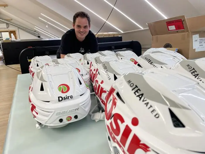 Michael Kristoferitsch beklebt, bedruckt und beschnitzt alles, was das Herz begehrt, auch die Helme von den 99ers