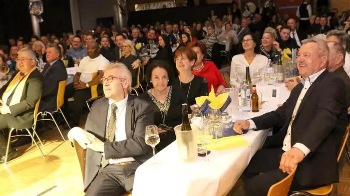 Beste Stimmung herrschte am Samstag anlässlich der Premiere im örtlichen Kulturhaus. Ein wahres Feuerwerk an Ideen und Requisiten sorgte dafür, dass für rund vier Stunden im Saale kein Auge trocken blieb. 