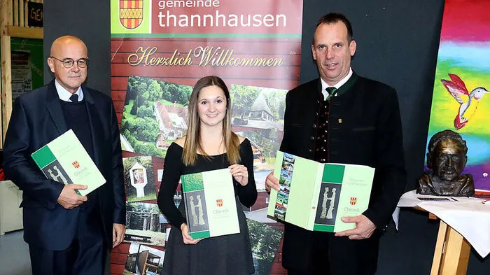 Die Chronisten Gottfried Allmer, Viktoria Wiener und Thannhausens Bürgermeister Gottfried Heinz