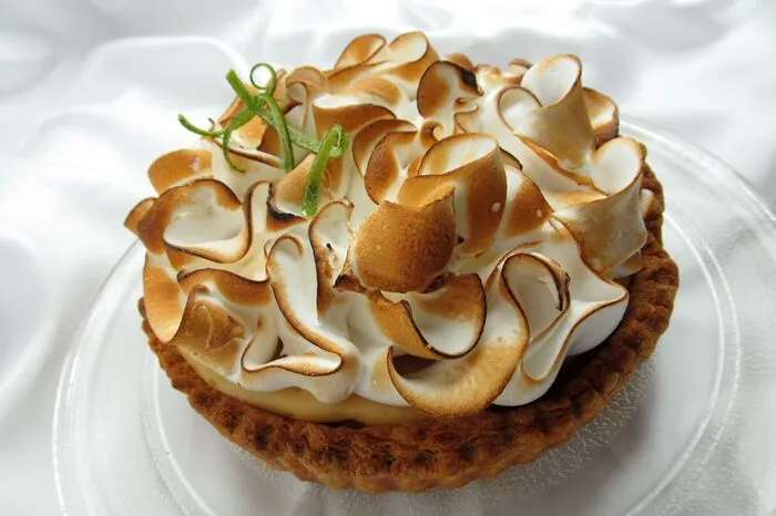 Die genaue Herkunft des Zitronenkuchens ist zwar nicht geklärt, doch sicher ist: Die Franzosen haben die Kunst dieser zitronigen „Tarte“ perfektioniert. Im Süden des Landes gibt es in der Stadt Menton sogar jedes Jahr ein Zitronenfest, bei dem ein Wettbewerb für die beste „Tarte au citron meringuée“ stattfindet. Doch beliebt ist das fein-fruchtige Gebäck in ganz Frankreich und steht auch in Paris auf den Menükarten fast aller Lokale. Ein Stück schlägt mit 284 Kalorien zu Buche. Um diese loszuwerden, spaziert man 81 Minuten durch Paris, vielleicht entlang der Seine oder durch Montmartre. Wer die Herausforderung liebt, kann auch die 1665 Stufen des Eiffelturms besteigen.