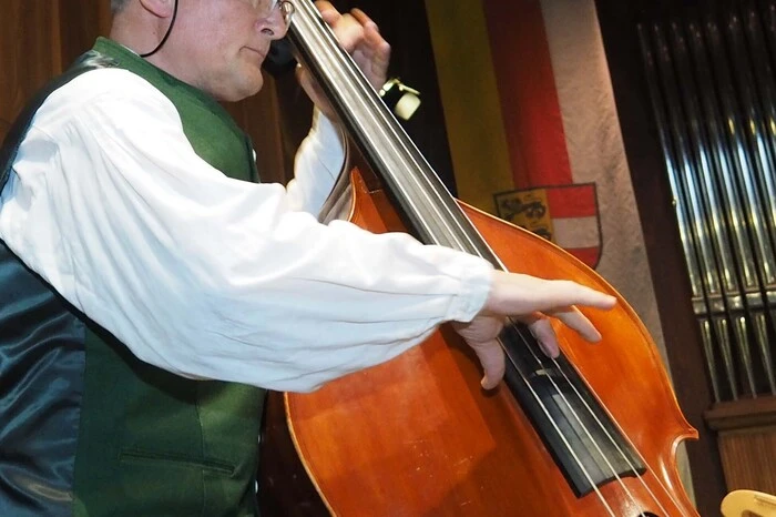 Eröffnet hat das Sangeskonzert das Altsteirertrio Lemmerer mit Bass, Hackbrett und Ziehharmonika. 