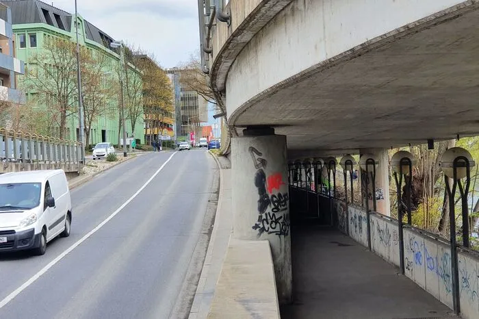 Links Autos, rechts Fußgänger - Radfahrer haben in dieser Nord-Süd-Verbindung keinen Platz...