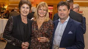 Chefredakteurin Antonia Gössinger mit Waltraud und Dietmar Riegler (von links)