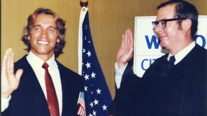 Arnold Schwarzenegger, erinnert sich stolz an seinen großen Moment im Jahr 1983: "Einer der stolzesten Tage meines Lebens war der Tag, an dem ich Bürger des großartigsten Landes dieser Erde wurde."