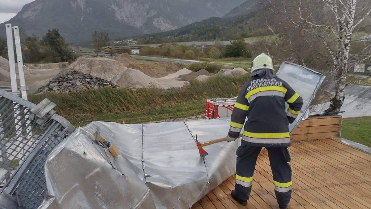 In Kirschentheuer wurde beim Sturm am Freitag das Dach eines Betriebs abgedeckt