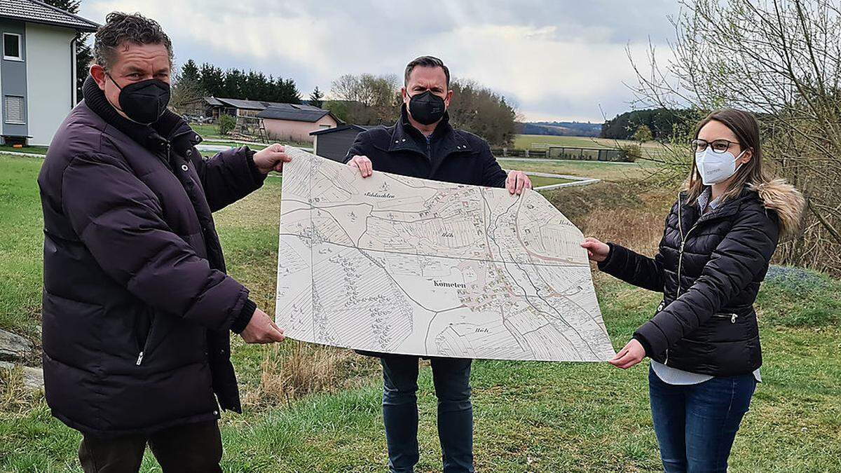 Der Vorsitzende der Roma Volkshochschule Burgenland, Andreas Lehner mit dem Kemeter Bürgermeister Wolfgang Koller und der wissenschaftlichen Mitarbeiterin der Roma Volkshochschule Burgenland, Angelika Miertl am geplanten Standort der Gedenkstätte