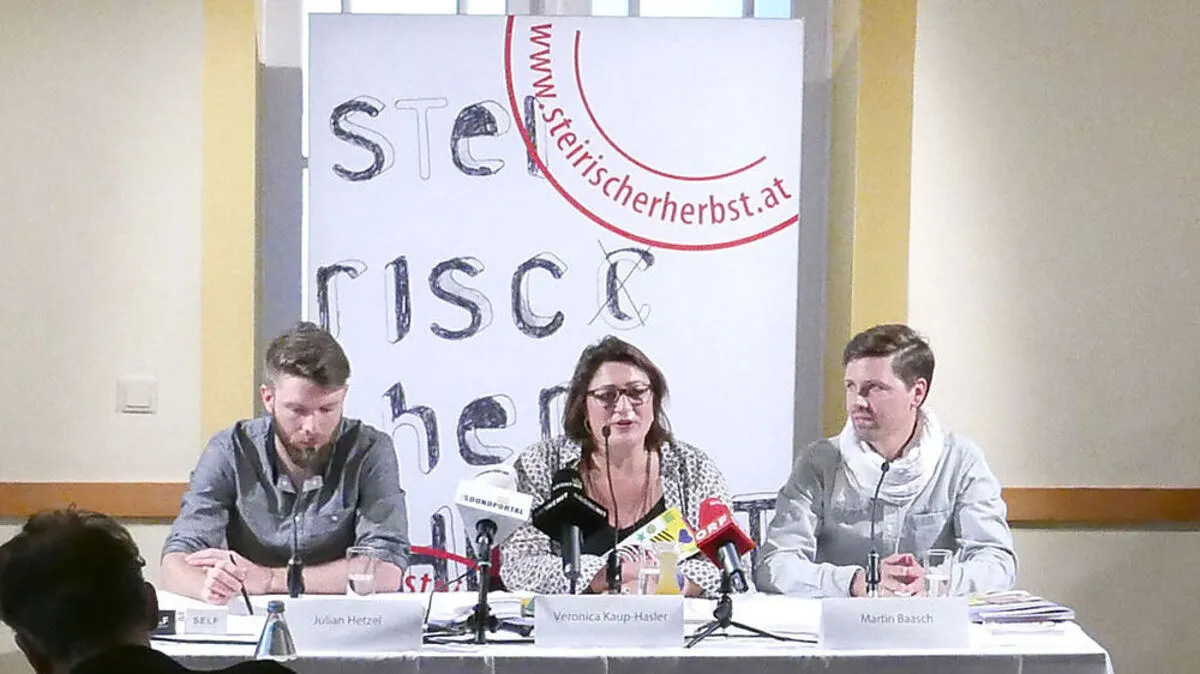 Bild von der Programmpräsentation: Intendantin Veronica Kaup-Hasler (Mitte), Leitender Dramaturg Martin Baasch (rechts) und Julian Hetzel (links(