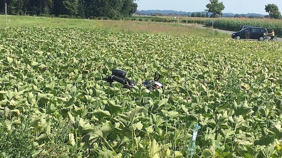 Das Motorrad stürzte samt Lenker in einen Acker
