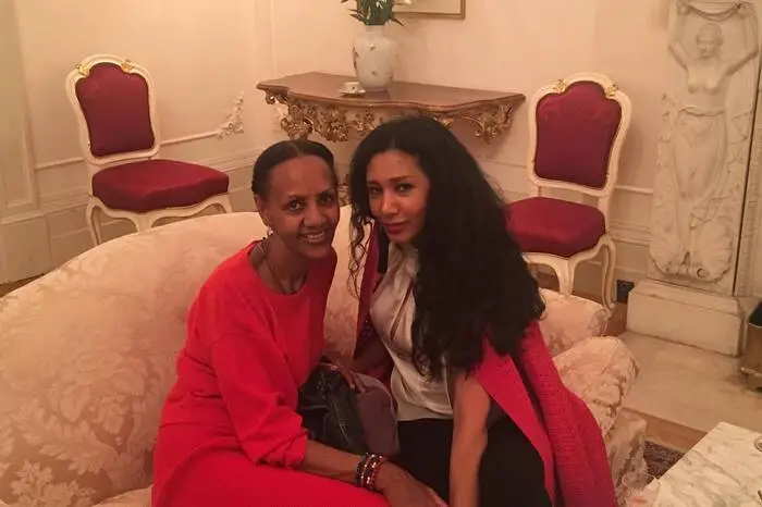 . . . Pucks Ehefrau Gelila Assefa und Freundin Anna.