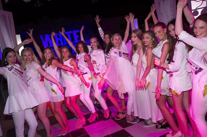 Bei der White Night Party im Robinson Club Djerba Bahia präsentierten sich alle Kandidatinnen in sexy, weißen Outfits und bewiesen einmal mehr, dass sie in Sachen Styling mit Kim Kardashian und Co locker mithalten können.