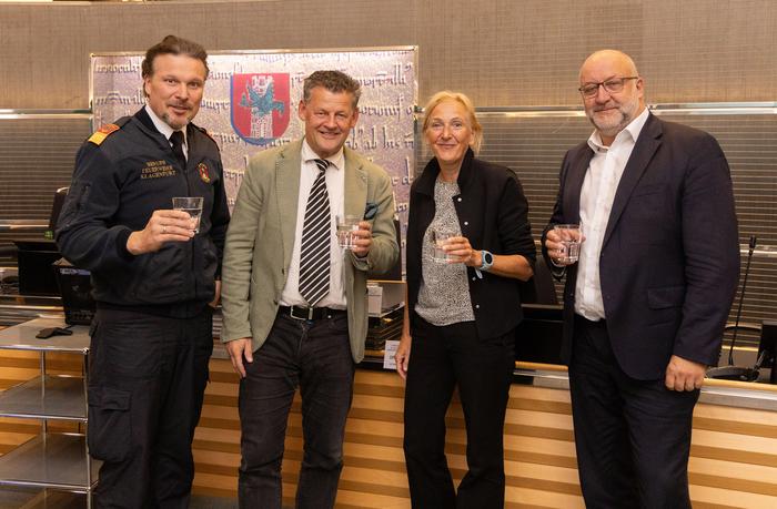 Prost mit Klagenfurter Wasser: Wolfgang Germ, Leiter des Einsatzstabes, Bürgermeister Christian Scheider, Stadtphysika Birgit Trattler und Stadtwerke-Vorstand Erwin Smole (von links)