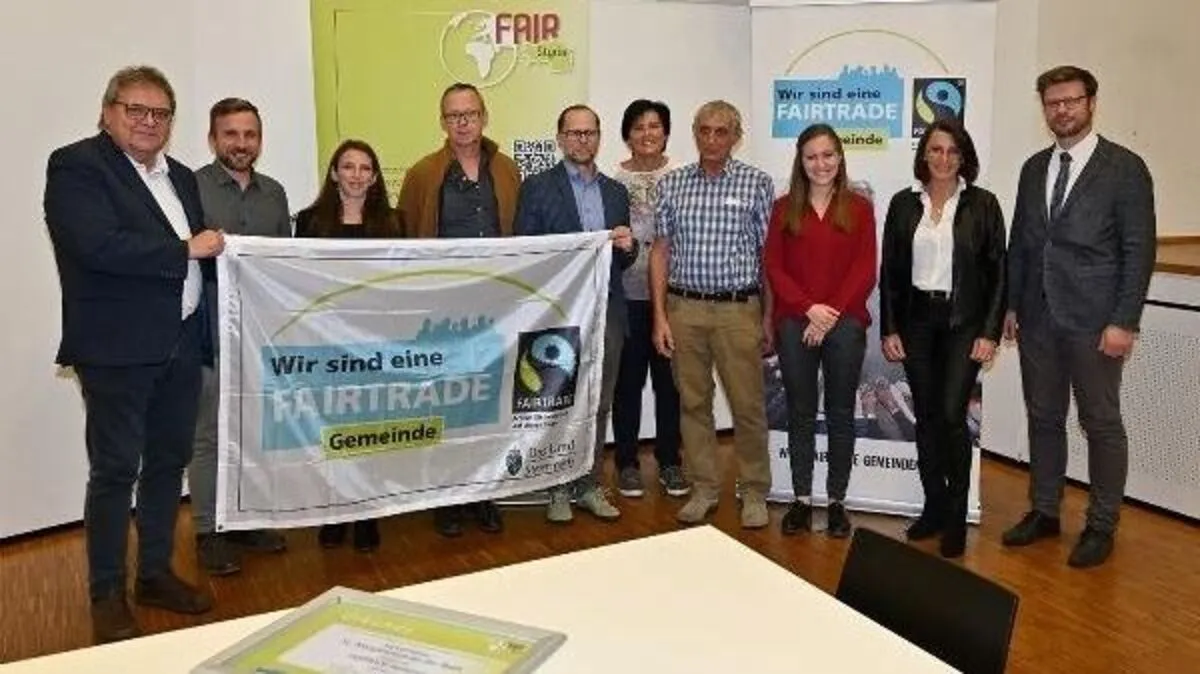 Bürgermeister Herbert Mießl mit den Mitgliedern der Fairtrade-Arbeitgruppe