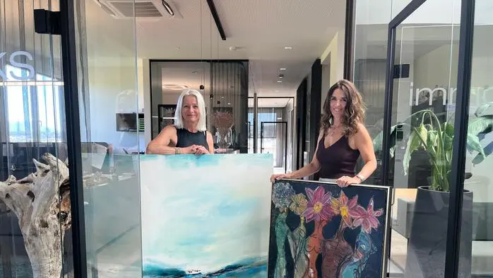 Sylvia Knaus (r.) und Gabi Troester eröffnen mit ihrer Ausstellung die neue „Unit Gallery“ im Gleisdorfer Unit Center