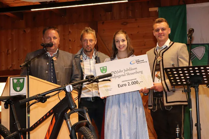 Bei der Spendenübergabe am Foto von Links: von Bgm. Werner Egger, 2. Vize-Bgm. Johann Strießnig, an Katharina Stich und Marcel Krassnitzer.
