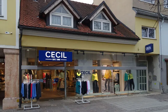 ...heute ist an dieser Stelle ein Modegeschäft.