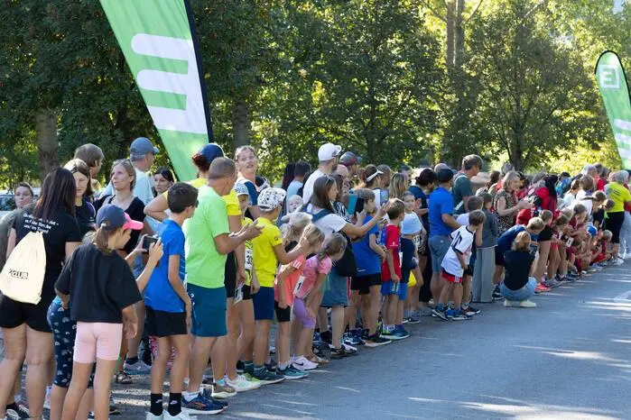 Viele Zuschauer säumten die Strecke und feuerten die Sportlerinnen und Sportler kräftig an.