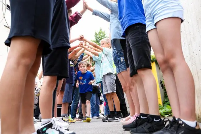 ... in einem Übertritts-Ritual vom Kindergarten in die Schule werden sie von den älteren Schülerinnen und Schülern willkommen geheißen ...