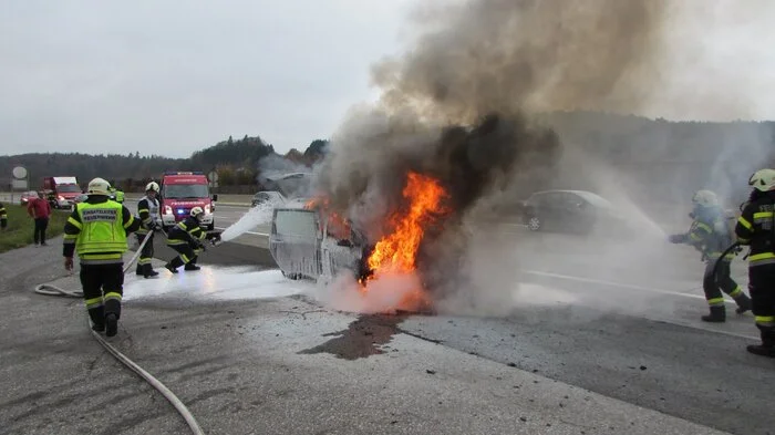 Zu starker Rauchentwicklung kam es Samstagmittag auf der A2 bei Gleisdorf, als ein Auto in Vollbrand geriet.