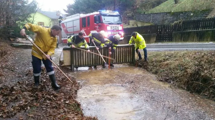 Einsatz für die FF Gratwein: Weil der teilweise intensive Niederschlag nicht vom gefrorenen Boden aufgenommen werden konnte, füllte sich das Bachbett rasch und führte auch Teile vom Uferbewuchs mit. Die Feuerwehr musste Verklausungen beseitigen.