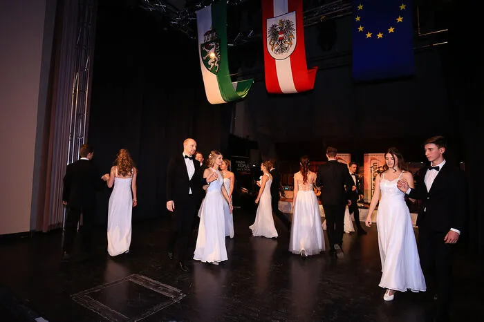 Anschließend durften sich die zahlreichen Ballgäste auf die Polonaise freuen, die im Vorfeld mit der Tanzschule Dietrich einstudiert worden war.