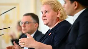 Zumindest zwei sind glücklich: ÖVP-Klubchef Wöginger, Sozialministerin Schumann (SPÖ) und Neos-Klubchef Shetty